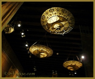 Lampes en soie Mariano Fortuny
