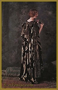 Mariano Fortuny Burnou Arabe en velours de soie frappé d'or. Autochrome Lumière 1910
