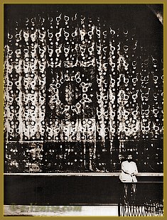 Mariano Fortuny devant le rideau de scène du théâtre de la Comtesse du Béarn à Paris en 1906