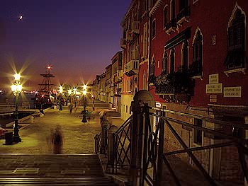 Le quai des Zattere dans le sestier du Dorsoduro à Venise Le quai des Zattere dans le sestier du Dorsoduro à Venise