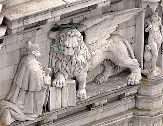 Le doge Andrea Gritti à genoux devant le lion de Saint Marc - Palais des Doges, façade sur la Piazzetta