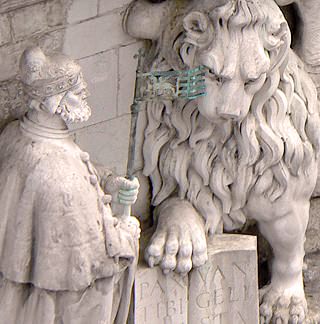 Le doge Andrea Gritti à genoux devant le lion de Saint Marc - Palais des Doges, façade sur la Piazzetta