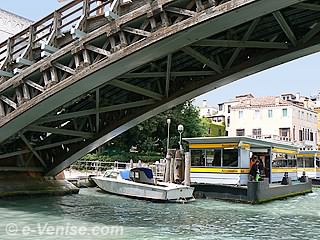 La structure de bois du pont de l'Accademia