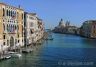 Vue sur le Grand Canal, ses palais et l'église de la Salute