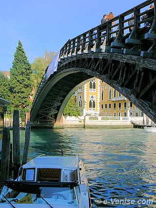 Le Pont de l'Accademia à Venise sur le Grand Canal