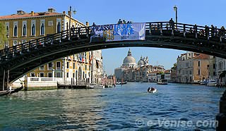 Le Pont de l'Accademia à Venise sur le Grand Canal