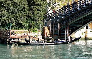 Gondoles au pied du Pont de l'Accademia à Venise sur le Grand Canal