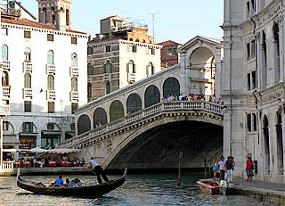 Le Pont du Rialto venise italie parfaitement imbriqué dans la ville