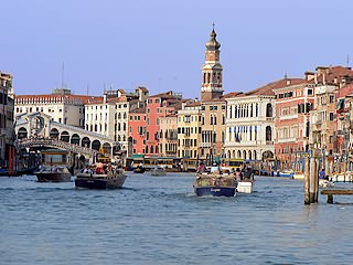 Le Grand Canal à Venise italie et au fond le Pont du Rialto