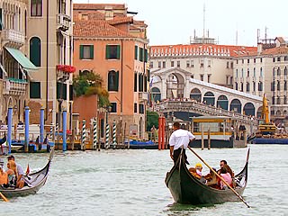 Les Gondoles de Venise, inséparables du Pont du Rialto
