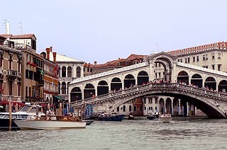 Le Pont du Rialto sur le Grand Canal à Venise