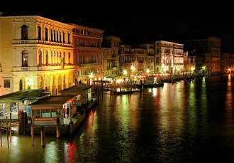 Le Grand Canal de nuit du haut du Pont du Rialto
