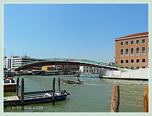 le Pont Calatrava Constitution entre la rive de la Piazzale Roma à Gauche et la rive des bâtiments attenants à la Gare Ferroviaire de Venise 