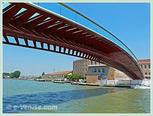 Le Pont Calatrava ou pont de la Constitution “ponte della costituzione”, le Quatrième et nouveau pont de Venise sur le Grand Canal