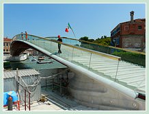 Une vue des marches définitives du Pont Calatrava Constitution, le Quatrième pont de Venise sur le Grand Canal