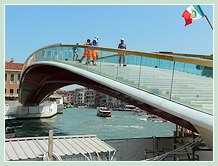 Et ces ouvriers traversent le Pont Calatrava Constitution comme si de rien n'était, surtout pressés d'aller déjeuner !