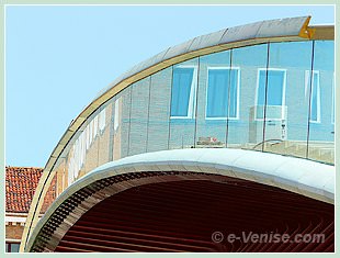 Le ponte della Costituzione, le pont de la Constitution ou pont Calatrava, le nouveau Pont de Venise pour relier la gare Santa Lucia à la Piazzale Roma