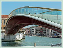 Le verre et l'acier du Pont Calatrava Constitution sur le Grand Canal, sur fond de Venise traditionnelle sous son arche
