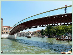 Le nouveau Pont Santiago Calatrava, Pont de la Constitution et en italien, ponte della Costituzione de Venise dans son environnement avec la Piazzale Roma derrière lui