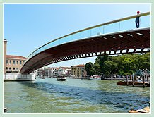 Le Modernisme du Pont Calatrava Constitution sur fond de Venise verte