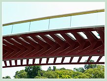 vue de dessous de la structure du Pont Calatrava Constitution avec son parapet et sa main courante