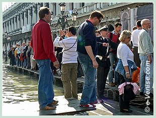 Aqua Alta à Venise avec un agent de police pour la circulation piétons !