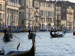 Gondoles sur le Grand Canal à Venise Gondoles sur le Grand Canal à Venise