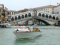 Motoscafo devant le Pont du Rialto