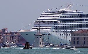msc croisieres A en faire peur ! 293m de long, 90.000 tonnes !