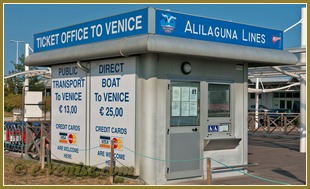 Le guichet des Bateaux Alilaguna à l'embarcadère de l'Aéroport Marco Polo de Venise