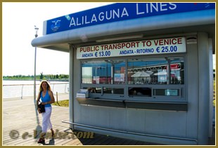 Le guichet des lignes Alilaguna à l'Aéroport Marco Polo de Venise.