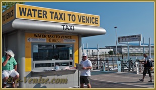Le guichet des Bateaux-Taxis à l'embarcadère de l'Aéroport Marco Polo de Venise