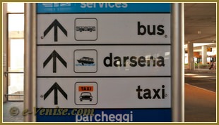 Signalisation d'Accès aux Bateaux-Taxis et Alilaguna à l'Aéroport Marco Polo de Venise