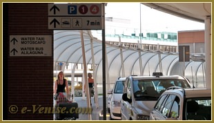 L'accès depuis le hall de l'aéroport aux Bateaux-Taxis et Alilaguna à l'Aéroport Marco Polo de Venise