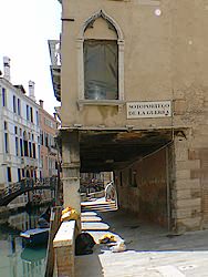 Sottoportego de la Guerra à un seul coté