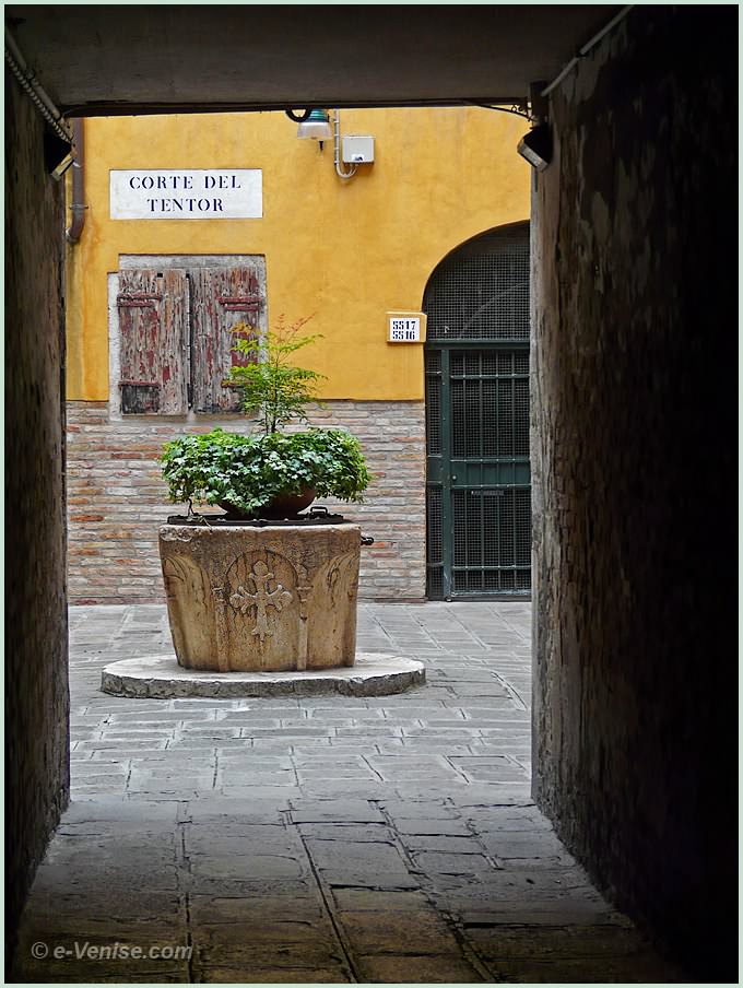 Le Puits de la Corte del Tentor à Venise dans le sestiere de San Marco