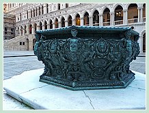 Cour du Palais des Doges à Venise : La margelle de puits en bronze de 1556. Une œuvre de Niccolò dei Conti