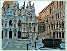 Cour du Palais des Doges à Venise : La margelle de puits en bronze de 1556. Une œuvre de Niccolò dei Conti