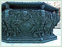 Cour du Palais des Doges à Venise : La margelle de puits en bronze de 1556. Une œuvre de Niccolò dei Conti