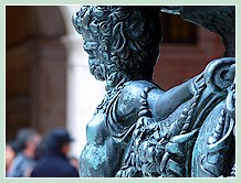 Cour du Palais des Doges à Venise : La margelle de puits en bronze de 1556. Une œuvre de Niccolò dei Conti