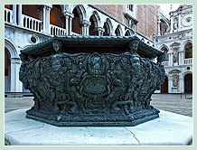 Cour du Palais des Doges à Venise : La margelle de puits en bronze de 1556. Une œuvre de Niccolò dei Conti