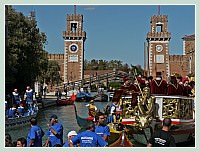 La Regate Historique de Venise 2009, la Regata Storica : Le bateau “Serenissima” devant les deux tours de l'entrée de l'Arsenal de Venise