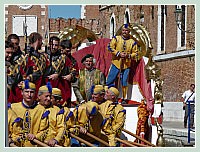 La Regate Historique de Venise 2009, la Regata Storica : Le bateau “Serenissima” devant l'Arsenal de Venise