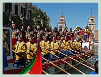 La Regate Historique de Venise 2009, la Regata Storica : Le bateau “Serenissima” sur le rio de l'Arsenal de Venise