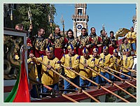 La Regate Historique de Venise 2009, la Regata Storica : Le bateau “Serenissima” sur le rio de l'Arsenal de Venise avec un équipage entièrement composé cette année de rameurs provenant de l'île de Sant'Erasmo