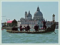 La Regate Historique de Venise 2009, la Regata Storica : Bateau du cortège historique, sur le bassin de Saint Marc, devant l'église de la Salute et la Dogana da Mar (la douane de mer)