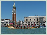 La Regate Historique de Venise 2009, la Regata Storica : Bateau du Cortège historique devant le Campanile de Saint Marc et le Palais des Doges