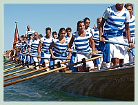 La Regate Historique de Venise 2009, la Regata Storica : La Distdotona, gondole à 18 rameurs, la plus grande gondole du monde, sur le bassin de Saint Marc