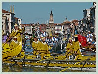 La Regate Historique de Venise 2009, la Regata Storica : Bateaux du cortège historique sur le Grand Canal de Venise, au fond le pont du Rialto et le campanile de l'église dei Santi Apostoli