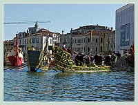 La Regate Historique de Venise 2009, la Regata Storica : Bateaux du cortège historique sur le Grand Canal de Venise, ici en train de se ranger avant le départ des régates